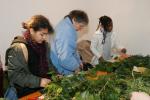 008-2010-weihnachtsbasar-Adventskranz-binden_0335